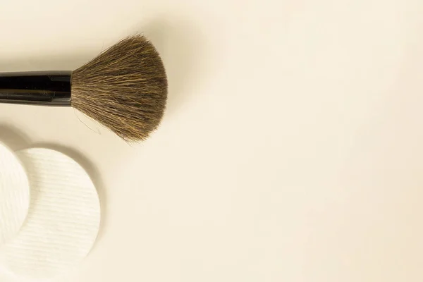 Makyaj fırçası ve temiz süngerler beyaz arka planda fotokopi spa ile