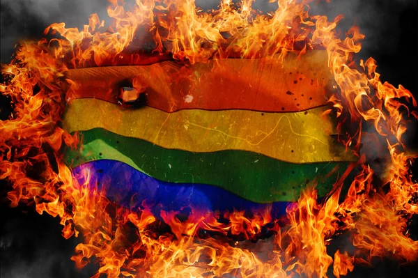 Lgbt宽容的概念 燃烧Lgbt的彩虹旗在火焰的背景 象征旗的烧焦边缘 — 图库照片