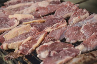 Sadece barbekü üzerinde yerleştirilen sığır (kırmızı)