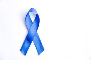 Blue ribbon bilinci içinde renkli bir arka planla