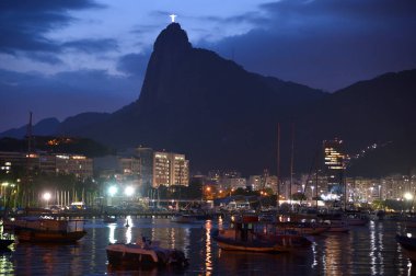 Rio de Janeiro, Brezilya - dezembro 19, 2017: İsa'nın kurtarıcı alacakaranlıkta arka planda botafogo Koyu manzaralı