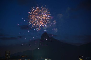 Rio de Janeiro, Brezilya - dezembro 19, 2017: fireworks Botafogo Cove erken akşamları yanan