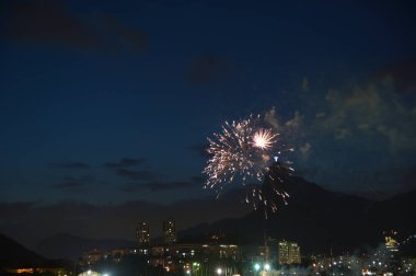 Rio de Janeiro, Brezilya - dezembro 19, 2017: fireworks Botafogo Cove erken akşamları yanan