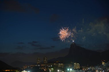 Rio de Janeiro, Brezilya - dezembro 19, 2017: fireworks Botafogo Cove erken akşamları yanan