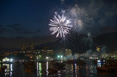 Rio de Janeiro, Brezilya - dezembro 19, 2017: fireworks Botafogo Cove erken akşamları yanan