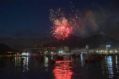 Rio de Janeiro, Brezilya - dezembro 19, 2017: fireworks Botafogo Cove erken akşamları yanan
