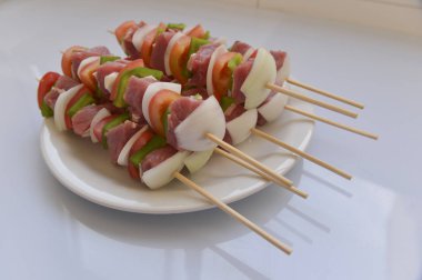 çiğ et ve sebze karışık ızgara şiş