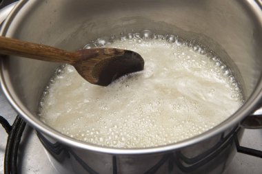 bir tavada ocakta yapılmış olan şeker şurubu