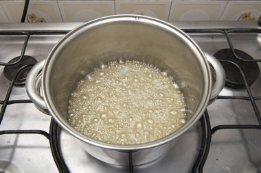 bir tavada ocakta yapılmış olan şeker şurubu