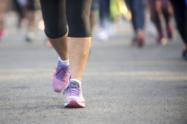 Bir maraton koşucusu sokak bir olay sırasında pembe ayakkabı tenis