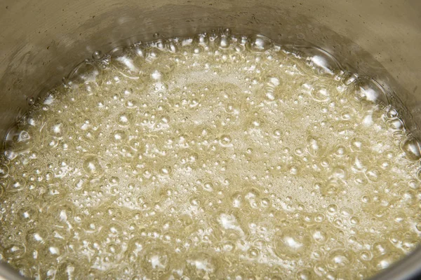 bir tavada ocakta yapılmış olan şeker şurubu