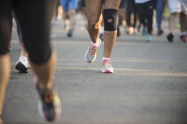 Mensen Lopen Een Street Race Een Ondergrond Van Asfalt — Stockfoto