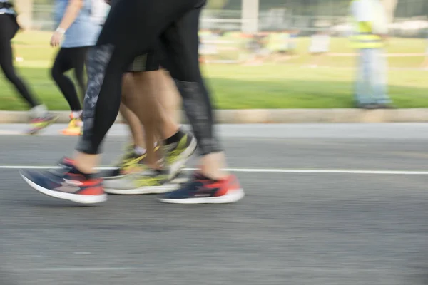 Pessoas Correndo Uma Corrida Rua Uma Superfície Asfalto Com Efeito — Fotografia de Stock