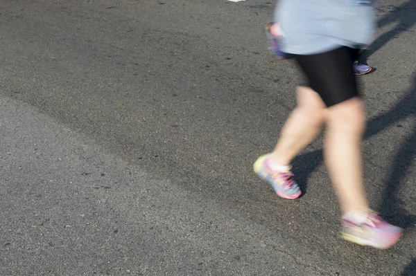 Pessoas Correndo Uma Corrida Rua Uma Superfície Asfalto Com Efeito — Fotografia de Stock