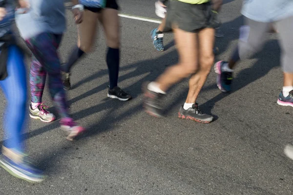 Pessoas Correndo Uma Corrida Rua Uma Superfície Asfalto Com Efeito — Fotografia de Stock