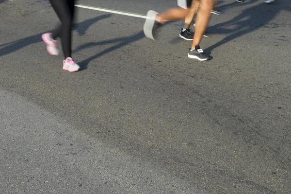 Gente Corriendo Una Carrera Callejera Sobre Una Superficie Asfalto Con —  Fotos de Stock