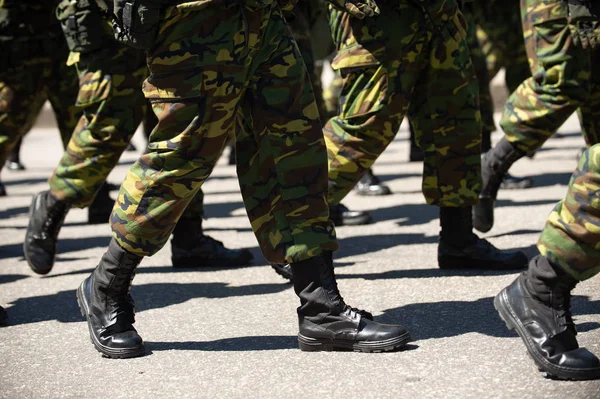 Военные Маршируют Улице Ноги Обувь Ряд — стоковое фото