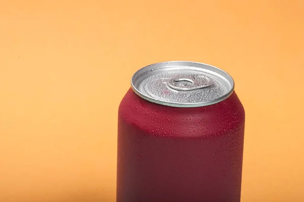 Latas Alumínio Coloridas Com Uma Bebida Carbonatada — Fotografia de Stock