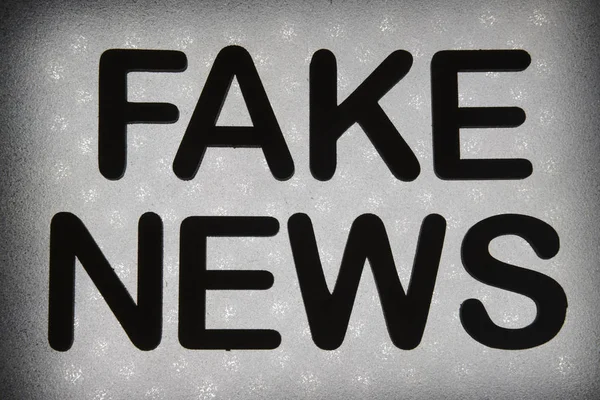 Wort Fake News Holzbuchstaben Geschrieben Und Durch Hintergrund Gegenlicht Beleuchtet — Stockfoto