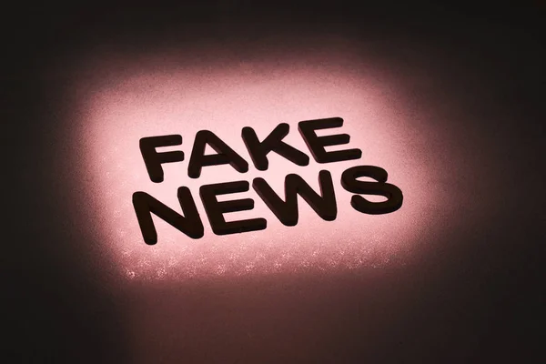 Palavra Fake News Escrito Letras Madeira Iluminado Por Fundo Backlight — Fotografia de Stock