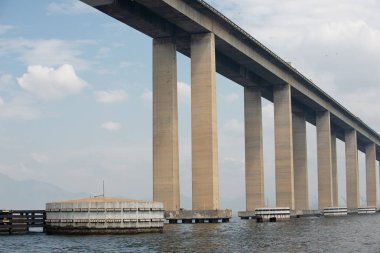 Guanabara Körfezi üzerinde iki şehir bağlama Rio-Niteroi Köprüsü.