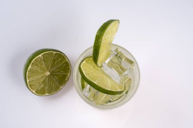 Cachaça, şeker ve limon ile yapılan tipik Brezilya içki, caipirinha,