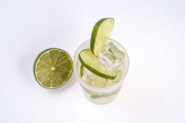 Cachaça, şeker ve limon ile yapılan tipik Brezilya içki, caipirinha,