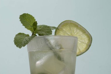 Cachaça, şeker ve limon ile yapılan tipik Brezilya içki, caipirinha,