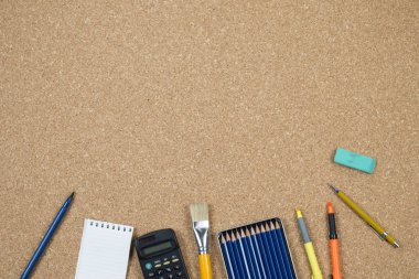 Okul öğeleri metin okula geri simgeleyen alanı mantar zemin üzerine.