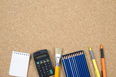 Okul öğeleri metin okula geri simgeleyen alanı mantar zemin üzerine.