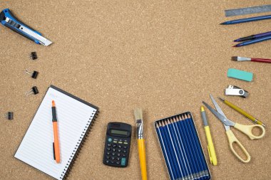 Okul öğeleri metin okula geri simgeleyen alanı mantar zemin üzerine.