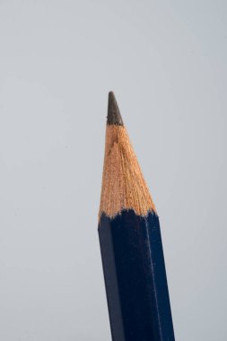 küçük bir mavi arka plan üzerinde siyah kalem ucu detay.