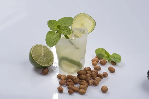 Bebida Típica Brasileña Caipirinha Hecha Con Cachaca Azúcar Limón — Foto de Stock