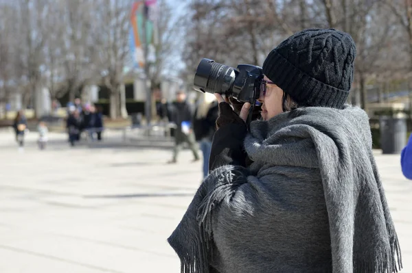 Женщина Держит Камеру Фотографирует Общественном Месте Городе Чикаго — стоковое фото