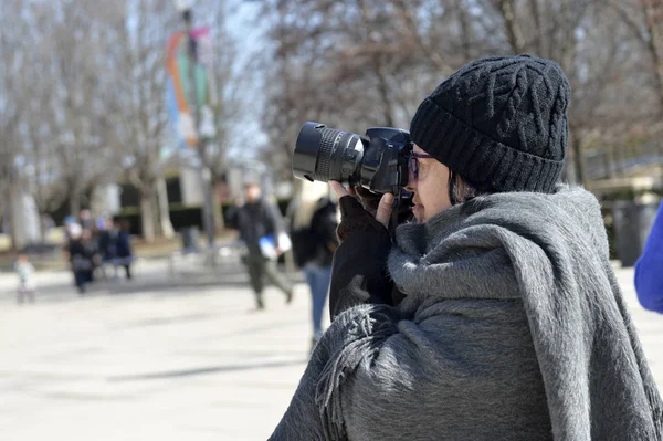 Женщина Держит Камеру Фотографирует Общественном Месте Городе Чикаго — стоковое фото