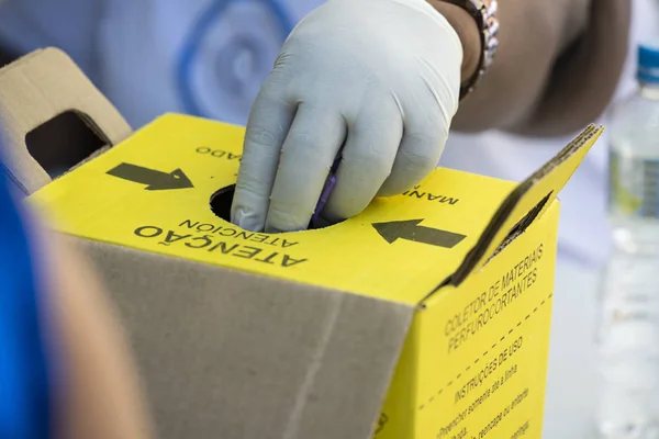 kirlenmiş tıbbi malzeme atık kutusu.