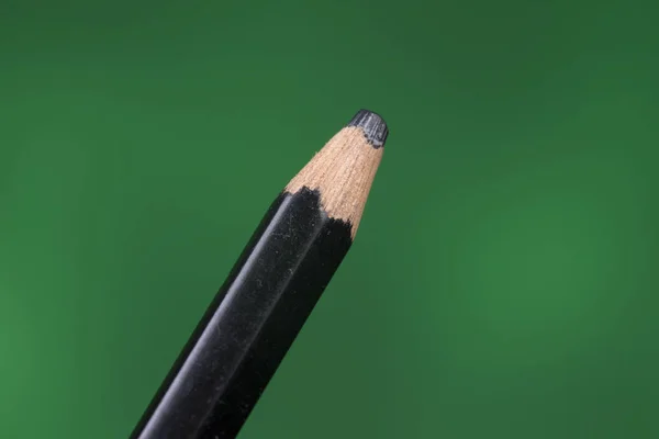 緑の背景に色鉛筆の先端詳細 — ストック写真