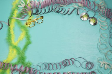 şerit şerit tüy kenarına bir poster yer ile aksanlı bir cam ve maske