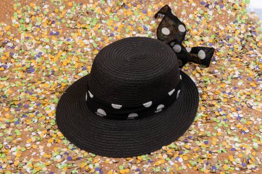 Konfeti karnaval ve yaz ile ilgili öğeleri ile arka plan. Kadınlar Siyah şapka