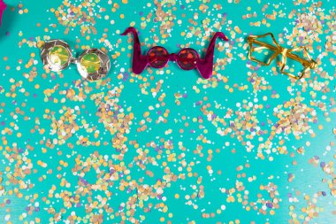 Konfeti karnaval ve yaz ile ilgili öğeleri ile arka plan. Güneş cam.