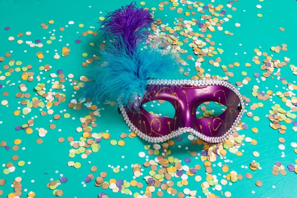 Konfeti karnaval ve yaz ile ilgili öğeleri ile arka plan. Maske