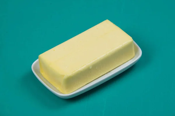 Stück Butter auf einem Teller — Stockfoto