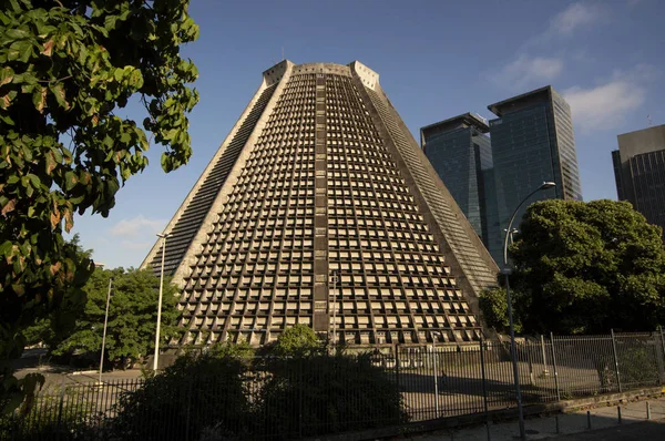 Facade of the cone-shaped metropolitan cathedral Rio de Janeiro in the center of the city. — Stock Photo, Image