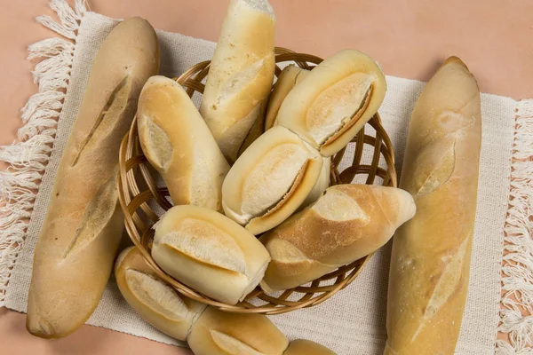 Корзина французского хлеба — стоковое фото