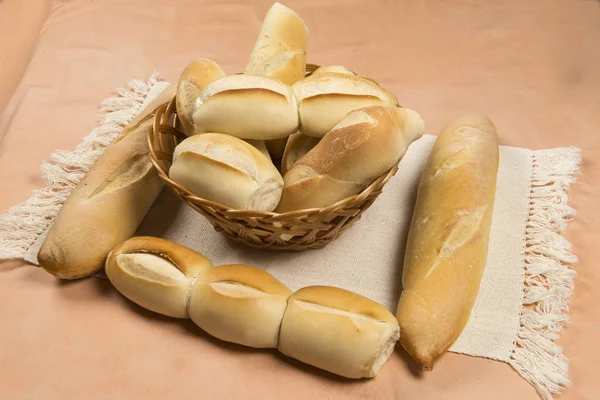 Mandje van Frans brood — Stockfoto