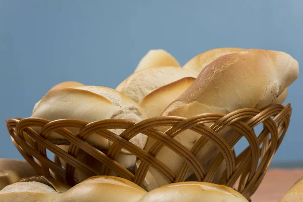 Cesta de pães franceses — Fotografia de Stock