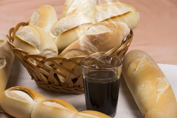 Cesta de pães franceses — Fotografia de Stock