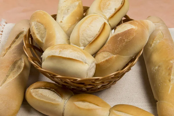 Cesta de panes franceses — Foto de Stock
