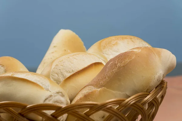 Καλάθι με γαλλικά ψωμιά — Φωτογραφία Αρχείου
