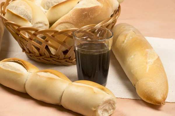 Καλάθι με γαλλικά ψωμιά — Φωτογραφία Αρχείου
